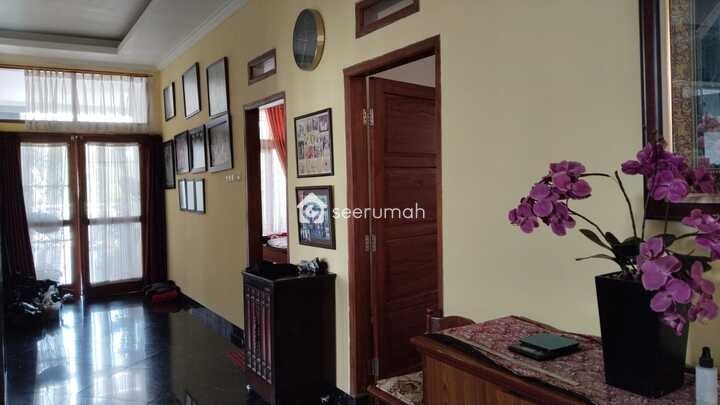 Foto tambahan properti: Jual Rumah Mewah 2 Lantai di Ciumbuleuit Bandung Utara, main road - 3 foto lainnya