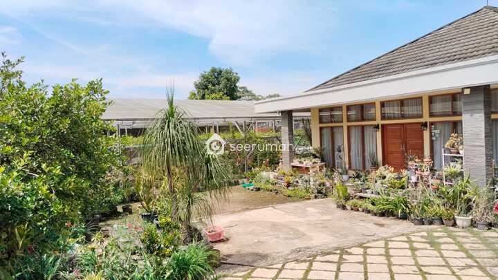 Foto 2 properti: Jual Rumah Mewah 2 Lantai di Ciumbuleuit Bandung Utara, main road