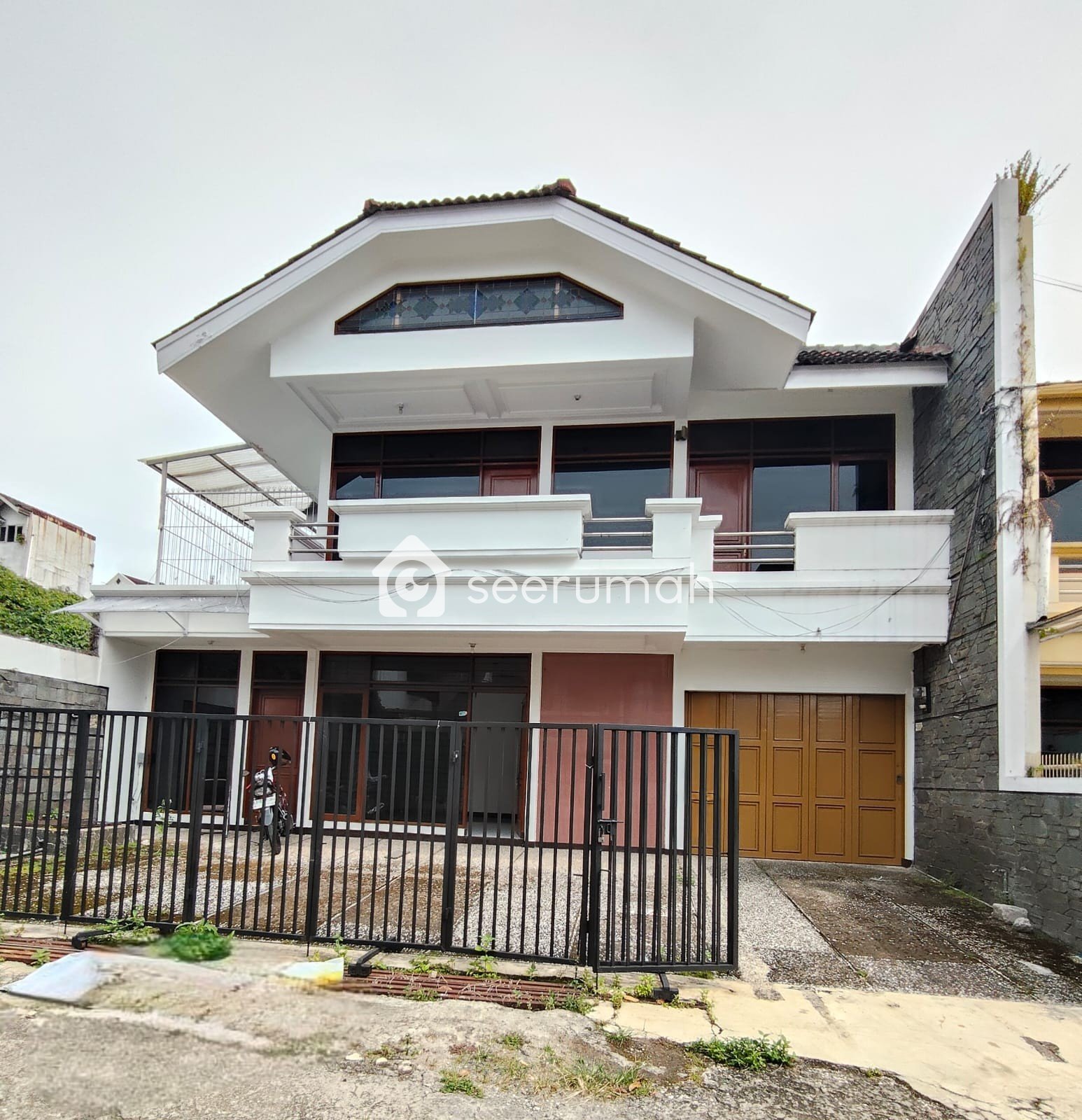 Rumah Luas 400m² di Pasteur Bandung, 9 Kamar, Harga Menarik - Image 1