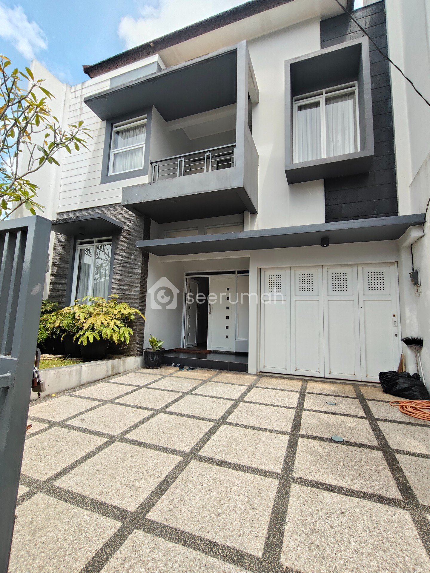 Rumah Keren Mewah dalam komplek nyaman  Ciwaruga Bandung - Image 1