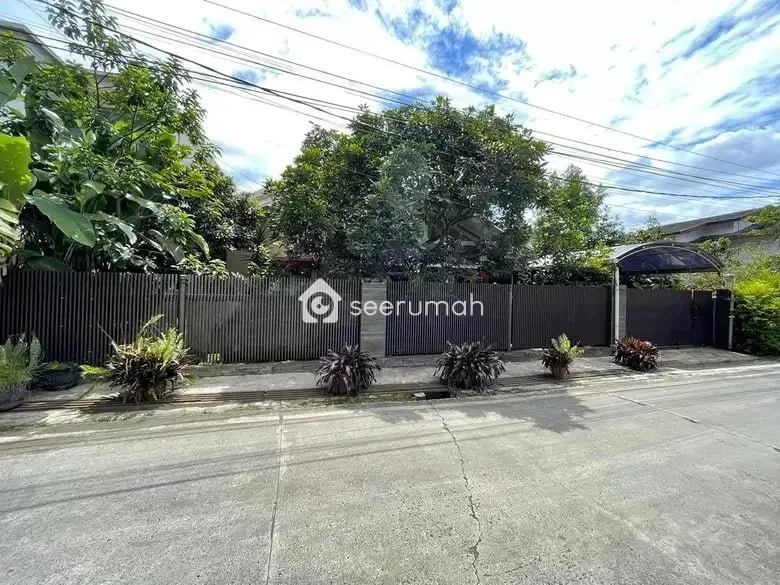 Rumah Mewah 2 Lantai Semi Furnished di Sarijadi, 792 m² - Image 1