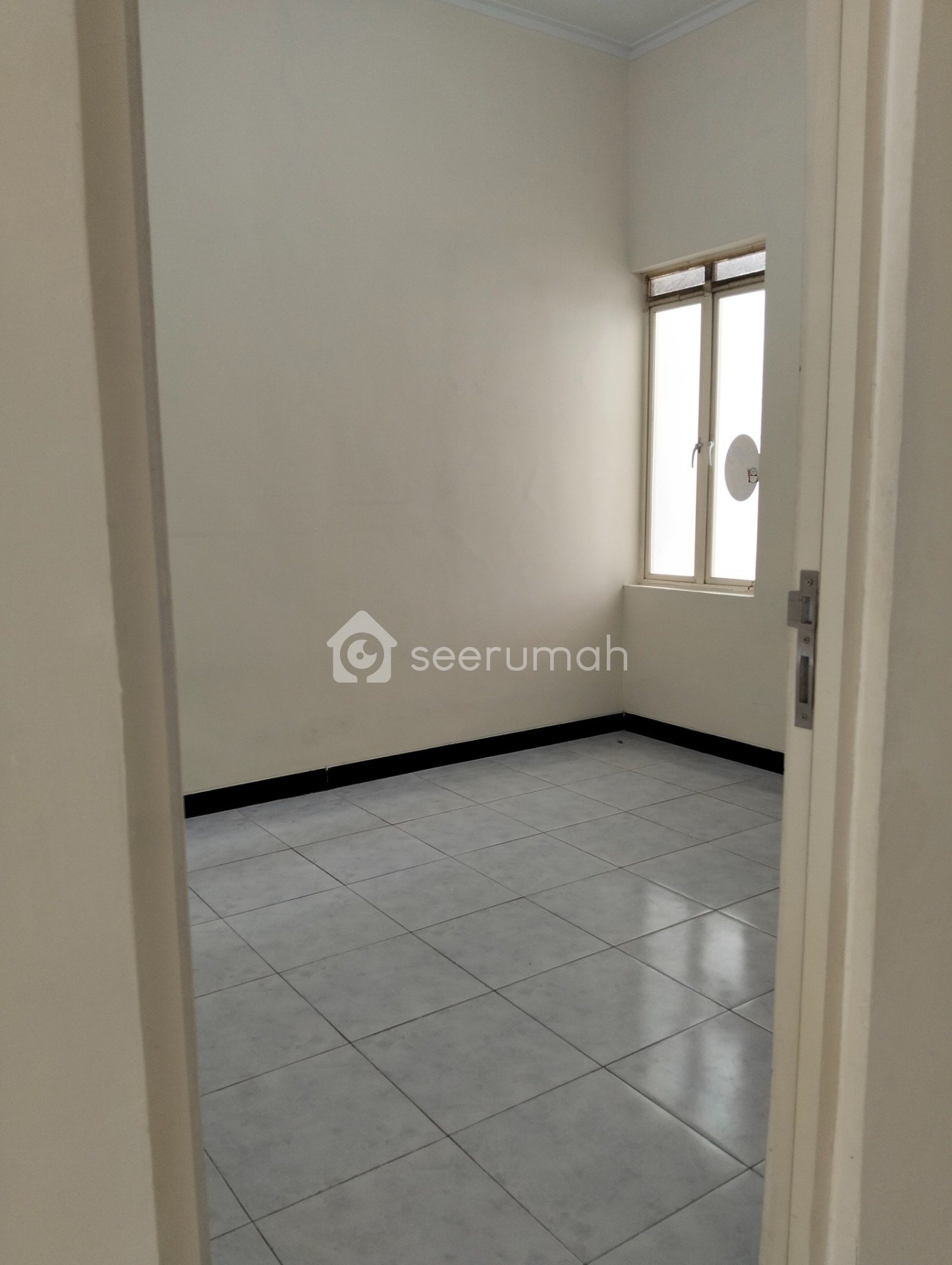 Rumah Siap Huni di Taman Holis Indah Bandung - Bebas Banjir, Dekat Pusat Perbelanjaan, Nyaman - Image 2