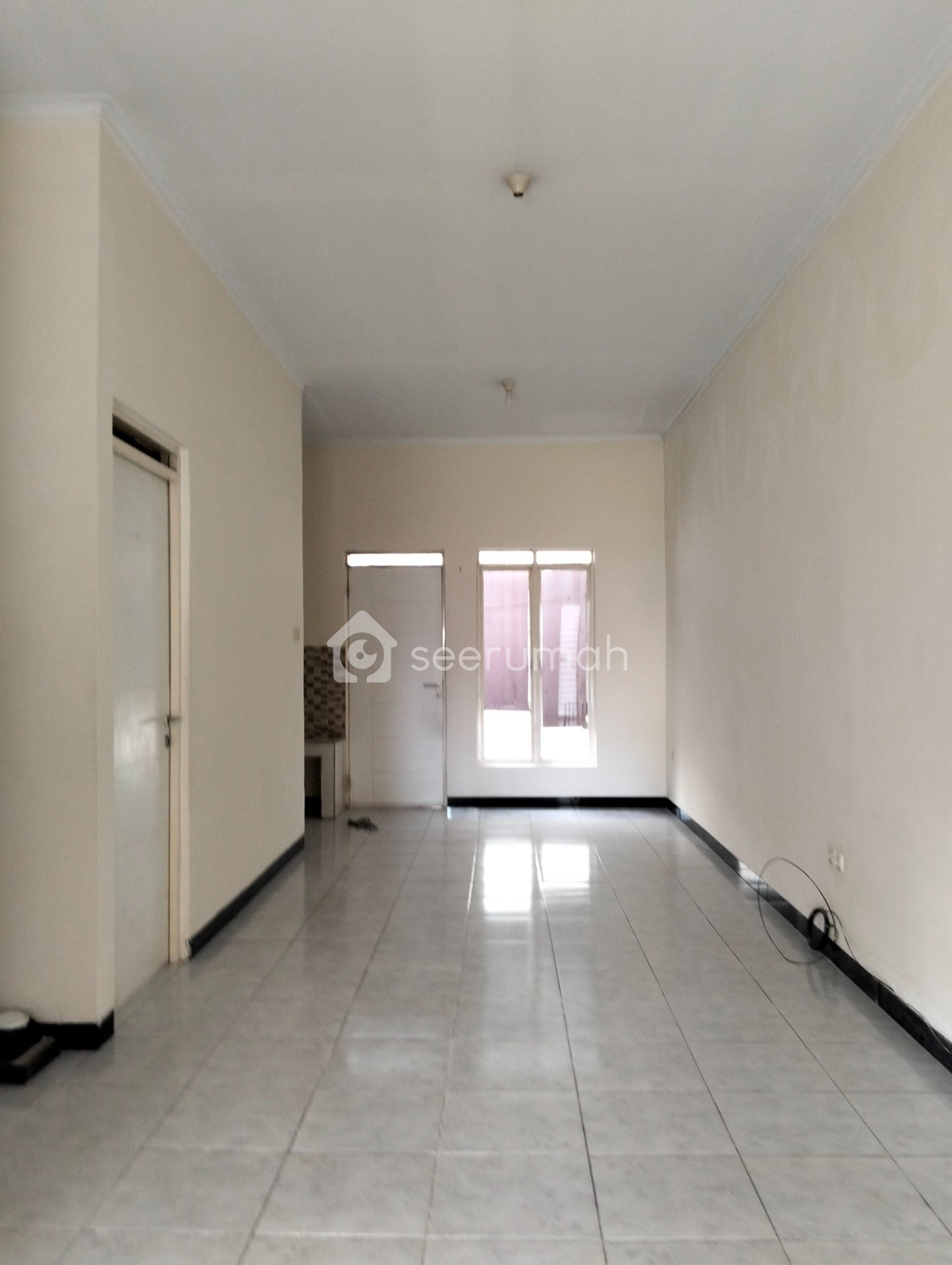 Rumah Siap Huni di Taman Holis Indah Bandung - Bebas Banjir, Dekat Pusat Perbelanjaan, Nyaman - Image 1