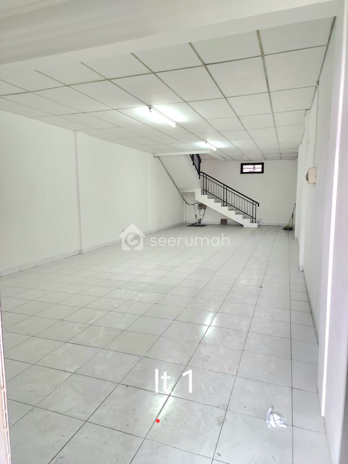 Ruko Siap Pakai di Mekar Wangi Bandung - Dekat Pusat Perbelanjaan, Siap Huni, Luas - Image 1