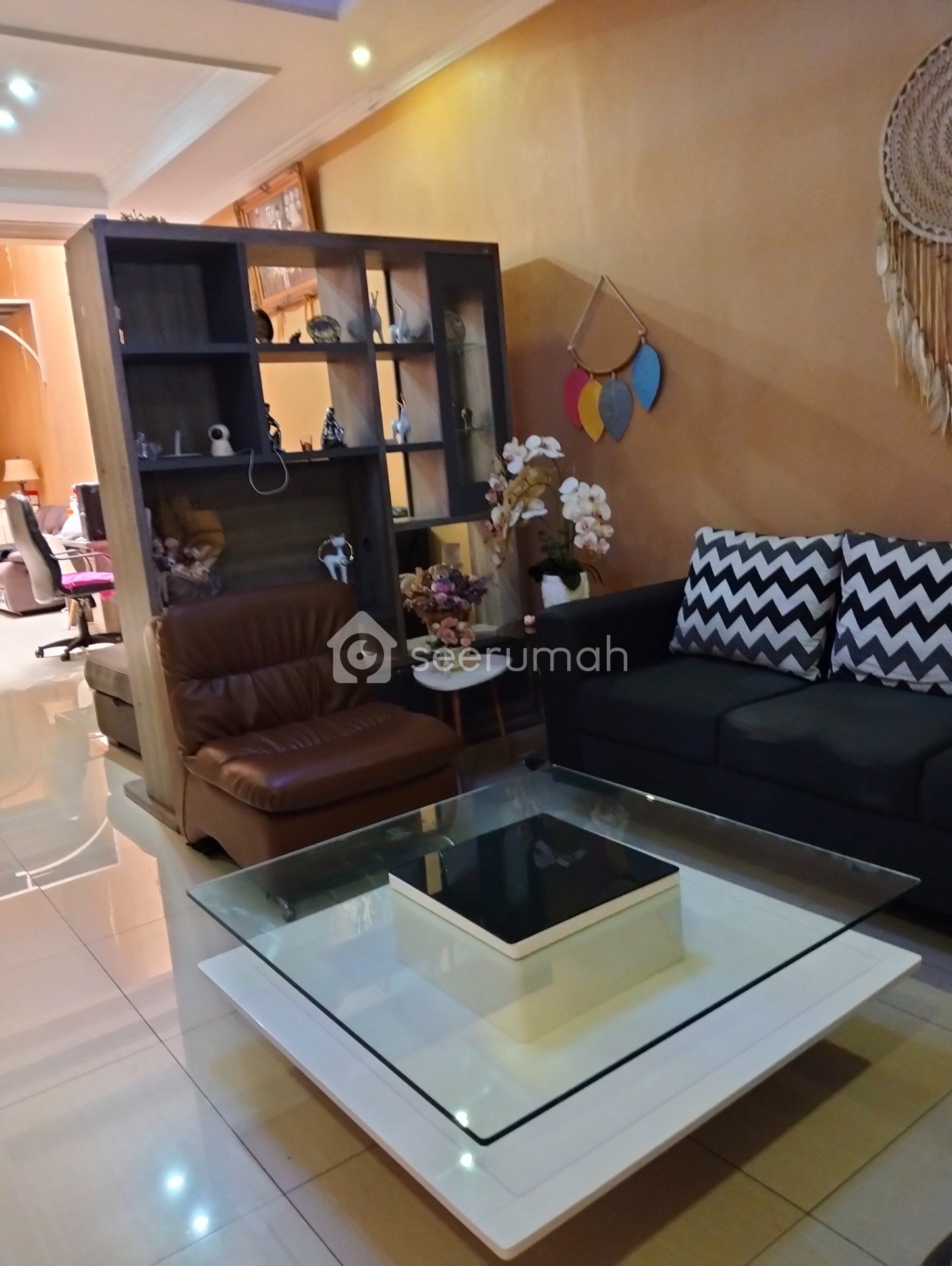 Rumah Mewah di Mekar Wangi Bandung - Luas Nyaman, Dekat Pusat Perbelanjaan, Siap Huni - Image 1