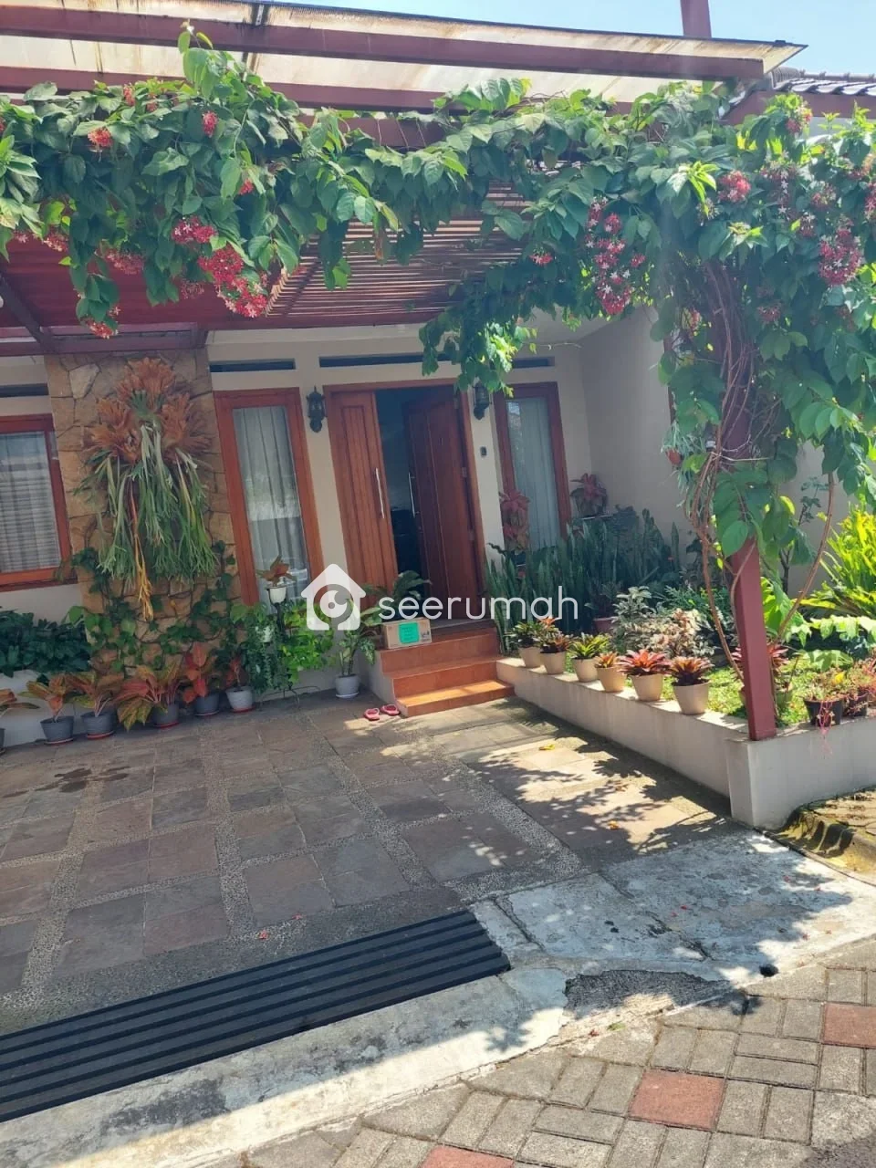 Rumah Lux Semi Furnished di Cluster Cigadung Bandung - Image 1