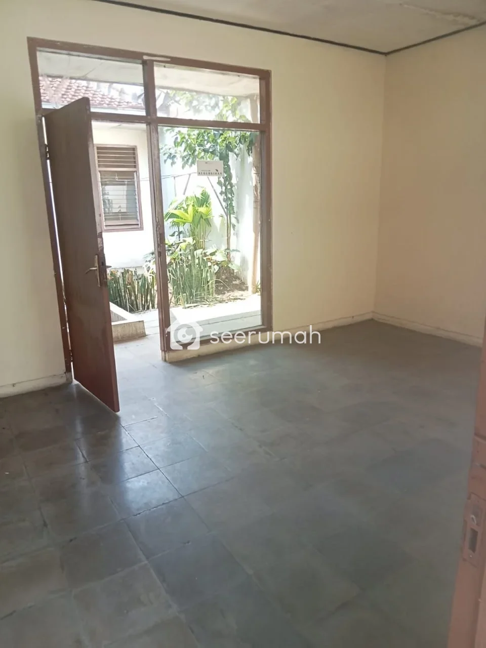 Lihat 4 foto lainnya dari properti: Rumah Luas Pojok di Pusat Kota Bandung Buahbatu - 5 Kamar