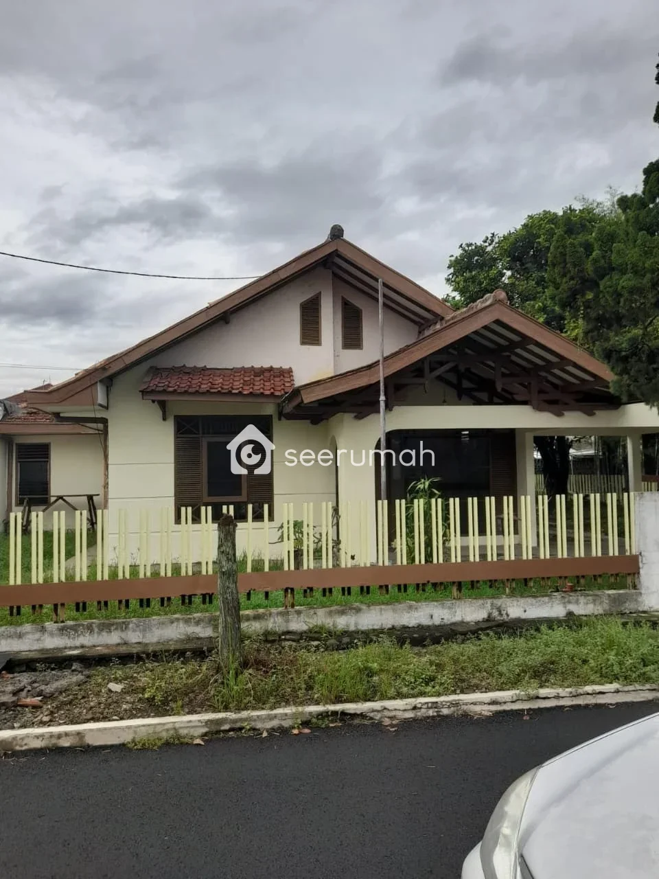 Rumah Luas Pojok di Pusat Kota Bandung Buahbatu - 5 Kamar - Image 1